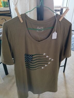 d&co Olive Green Graphic Tee with Flag Jet Print Size Small
